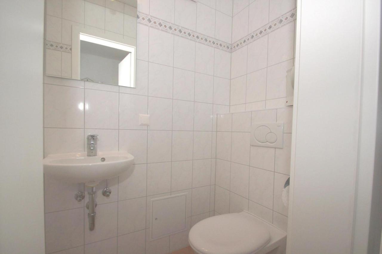 Hafennahe Ferienwohnung Mit Balkon Und Meerblick - Hafenhaeuser Wiek Wohnung 06 Wiek auf Rugen Bagian luar foto