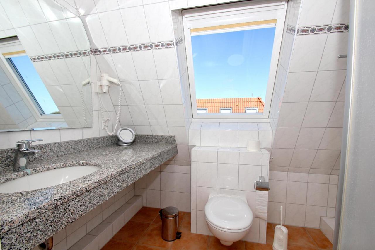 Hafennahe Ferienwohnung Mit Balkon Und Meerblick - Hafenhaeuser Wiek Wohnung 06 Wiek auf Rugen Bagian luar foto